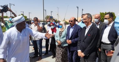 استقبال نوبى لوزير الاتصالات فى أسوان قبل تفقد عدد من المشروعات.. صور