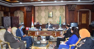 محافظ المنيا يبحث مع وفد هيئة إنقاذ الطفولة الدولية تنفيذ عدد من الأنشطة بالقرى.. صور