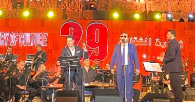 هانى شاكر يدعم شاب من ذوى الهمم ويغنى معه فى حفله بالقلعة.. صور