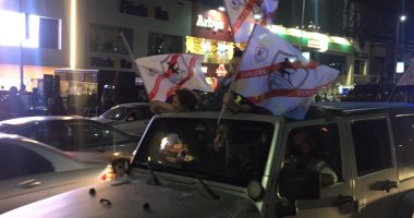 السيارات تغزو شارع جامعة الدول أمام الزمالك احتفالا بالدورى.. صور