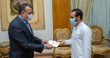 لحصوله على أعلى درجات التميز .. تكريم عامل بشركة حلوان للمسبوكات بالإنتاج الحربى  
