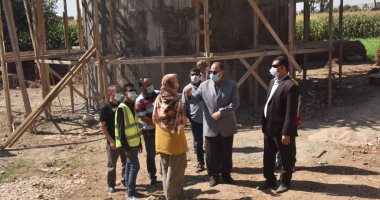 محافظ أسيوط يتفقد أعمال مشروع الصرف الصحى فى قرية تاسا.. صور