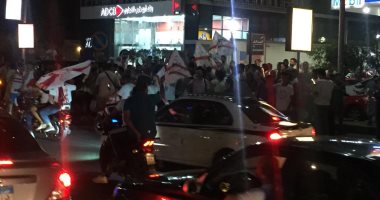 جمهور الزمالك يحتشد أمام مقر النادى بميت عقبة احتفالا بالدورى.. فيديو وصور