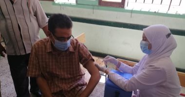 بدء تطعيم العاملين بالمنظومة التعليمية بمحافظة البحر الأحمر بلقاح كورونا.. لايف