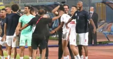 شيكابالا يرقص بالملعب ورئيس الزمالك فى المقصورة.. فرحة الأبيض بالدورى مستمرة