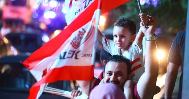 أطفال التى شيرت الأبيض.. رقص وأعلام واحتفالات بفوز الزمالك بالدورى "فيديو"