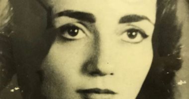 ليلى علوى تنشر صورة لوالدتها في ذكرى وفاتها: "وحشتينى ياماما"