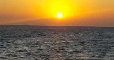 الشمس والبحر.. شاهد جمال شواطئ البحر الأحمر وقت الشروق (صور)