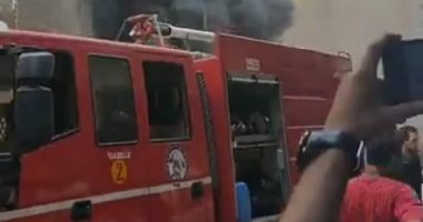 بدء عمليات التبريد والتعقيم بعد السيطرة على حريق محل هواتف بالدقى.. صور