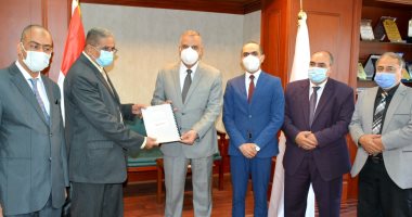 محافظ سوهاج يسلم عقدا لمنح مشروعات بقيمة مليون جنيه لأصحاب المشروعات الصغيرة
