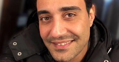 محمد درويش صاحب الأداء الصوتى لشخصية بكار طبيب فى مسلسل "الحرير المخملى"