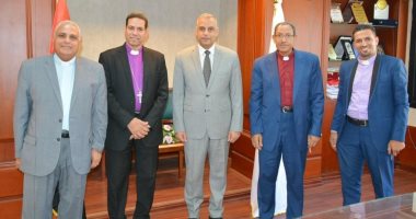 محافظ سوهاج يستقبل رئيس المجمع العام لكنائس نهضة القداسة بمصر 