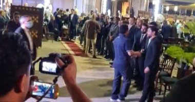 حسام البدري وحازم إمام وأحمد فهمي وسيد معوض فى عزاء والدة أحمد حسن .. لايف