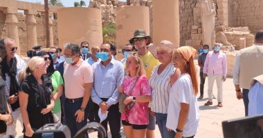 رئيس الوزراء فى الكرنك.. مدبولى يلتقط الصور التذكارية مع السائحين بالأقصر