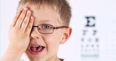  لا تتجاهليها.. أعراض تشير لمعاناة طفلك من ضعف النظر