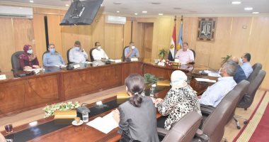 محافظ أسيوط يوجه بسرعة تطعيم العاملين بالجهاز الإدارى بلقاح كورونا .. صور