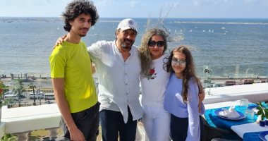 على الحجار يحتفل مع أسرته بنجاح حفل الإسكندرية:فرحةكبيرة وصوت مزيكا فى قلبي