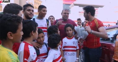 أهلاوى وزع ورد أبيض قدام نادى الزمالك.. شوف الزملكاوية عملوا معاه إيه