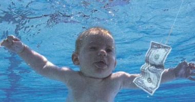 أروق 7 أخبار × 24 ساعة.. طفل عارى على غلاف ألبوم Nevermind يطلب تعويض 2.5 مليون دولار.. كندى يتزلج على الجليد للتوعية بأهمية حماية النحل.. حديقة حيوان ببلجيكا تمنع سيدة من زيارة شمبانزى لعلاقتها الوثيقة معه