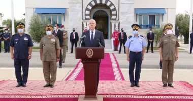 فيديو.. رسائل "الرئيس التونسى" للجيش والشرطة.. قيس سعيد لأفراد القوات المسلحة: نعيش ظروفا استثنائية ولكن مؤسسات الدولة تعمل حتى وإن جُمد بعضها.. ويطالب رجال الشرطة بالتصدى لكل محاولات العبث بالدولة وبمقدراتها