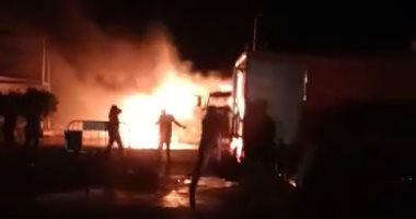 السيطرة على حريق سيارة تريلا بالمدخل الشمالى لمدينة رأس غارب.. صور