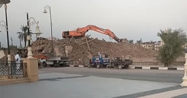 عمال الأقصر يكتبون كلمة النهاية لقصر أندراوس باشا.. إنهاء أعمال الإزالة ضمن خطة تطوير طريق الكباش.. الأعلى للآثار: توجد شواهد لمعبد رومانى أسفل القصر.. ورئيس المدينة: تسليم الأرض للآثار خلال ساعات