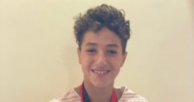 الشبل يكمل مسيرة الأسد.. مؤمن نجل الشهيد مصطفى الخياط يحصد المركز الأول على منطقة القناة بسباحة 100م باك 