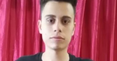 شاب جزائرى يبدع فى رسم صور نجوم العالم بالورقة والمقص.. فيديو