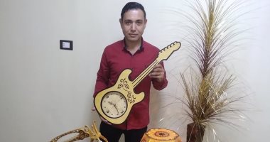 كريم يبدع فى رسم اللوحات وصنع مجسمات الأركيت من بقايا الخشب