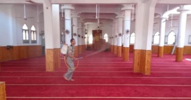 حملات للنظافة وتعقيم المساجد والتصدى لمخلفات البناء بدسوق.. صور