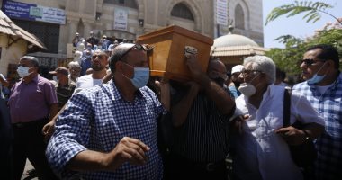 وصول جثمان الإعلامى حمدى الكنيسى لمسجد الحصرى استعدادا لصلاة الجنازة