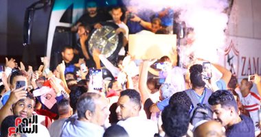 فرحة عارمة.. جماهير الزمالك تحتفل بدرع الدورى مع اللاعبين أمام مقر النادى (ألبوم صور)