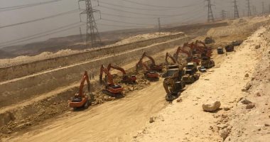 نرصد أعمال شق الجبال لتنفيذ أول قطار سريع يربط العين السخنة بمرسى مطروح.. مساره يمتد بأطوال 660 كم ويربط العاصمة الإدارية وحلوان و6 أكتوبر والإسكندرية والعلمين.. وتكلفته تصل لـ9 مليارات دولار.. صور