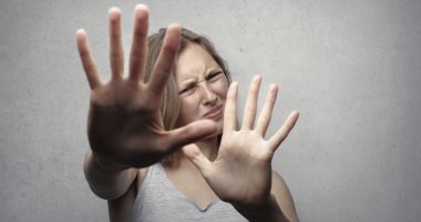 إتيكيت التعامل مع الشخصية الموسوسة.. متسألهوش كتير وتجاهل ردود أفعاله