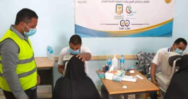 محافظ أسوان: كشوفات طبية وعمليات جراحية لـ1320 مواطنا بقافلة عنيك فى عنينا