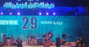 نسمة محجوب تبدأ حفل محكى القلعة بأغنية "يا محروسة".. فيديو