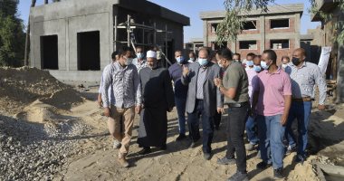 محافظ أسيوط يتابع تنفيذ مشروع صرف صحى قرية المطيعة بتكلفة 76 مليون جنيه