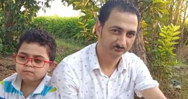 أسطورة الإرادة.. تحدى الإعاقة فأصبح أستاذا فى الجامعة وفنانا يرسم بفمه وقدميه