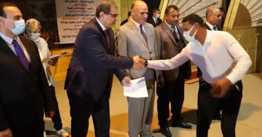 وزير القوى العاملة يسلم 2247 وثيقة تأمين للعمالة غير المنتظمة بالأقصر