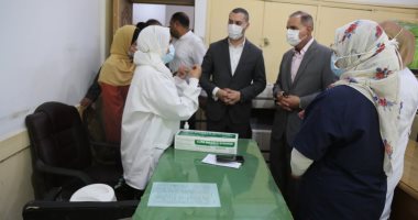 محافظ كفر الشيخ يتابع تلقى العاملين بالديوان لقاح كورونا.. صور