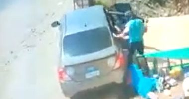 شخصان يخطفان طفلا ويسحلان والدته أثناء دفاعها عنه في المحلة.. فيديو