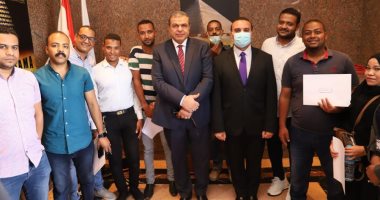 توفير فرص عمل للشباب ومتحدى الإعاقة ضمن "حياة كريمة".. تسليم 2247 وثيقة تأمين على الحياة للعمالة غير المنتظمة بالأقصر.. توزيع 10 عقود عمل لذوى الهمم والعزيمة.. وختام ملتقى السلامة والصحة يشهد احتفالا مبهجا
