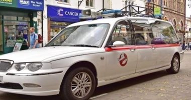 زوجان بريطانيان أرادا شراء لامبورجينى فانتهى بهما الحال لشراء سيارة جنازات.. اعرف القصة 