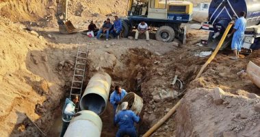 أعمال إصلاح كسر خط مياه رئيسى بجبل شيشة فى أسوان.. صور