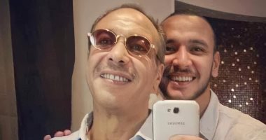 أحمد خالد صالح يروي موقفًا يكشف رقي أخلاق والده الراحل.. صور