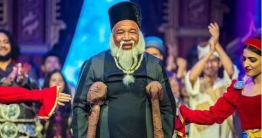 شريف دسوقي بـ"العكاز" على المسرح.. ويعلق "الحمد الله".. صور 