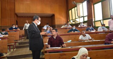 240 طالبا يؤدون امتحانات الماجستير المهني MBA بجامعة سوهاج.. صور