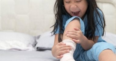 علاج التواء الكاحل عند الأطفال بطرق بسيطة.. منها الثلج واستخدام ضمادة