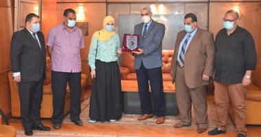رئيس جامعة الفيوم يكرم خديجة حماد الثالثة على الجمهورية فى الثانوية العامة