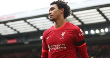 ليفربول يحتفل بعيد ميلاد ألكسندر أرنولد ويصفه بالفتى الذهبى